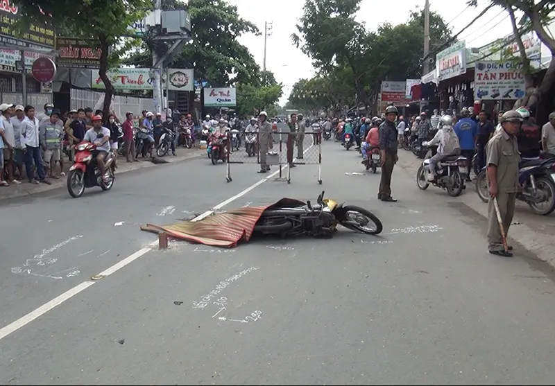 Lực lượng chức năng nhanh chóng có mặt khám nghiệm hiện trường vụ tai nạn